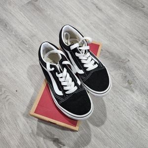 Size 1 Youth Old Skool Black and White Vans